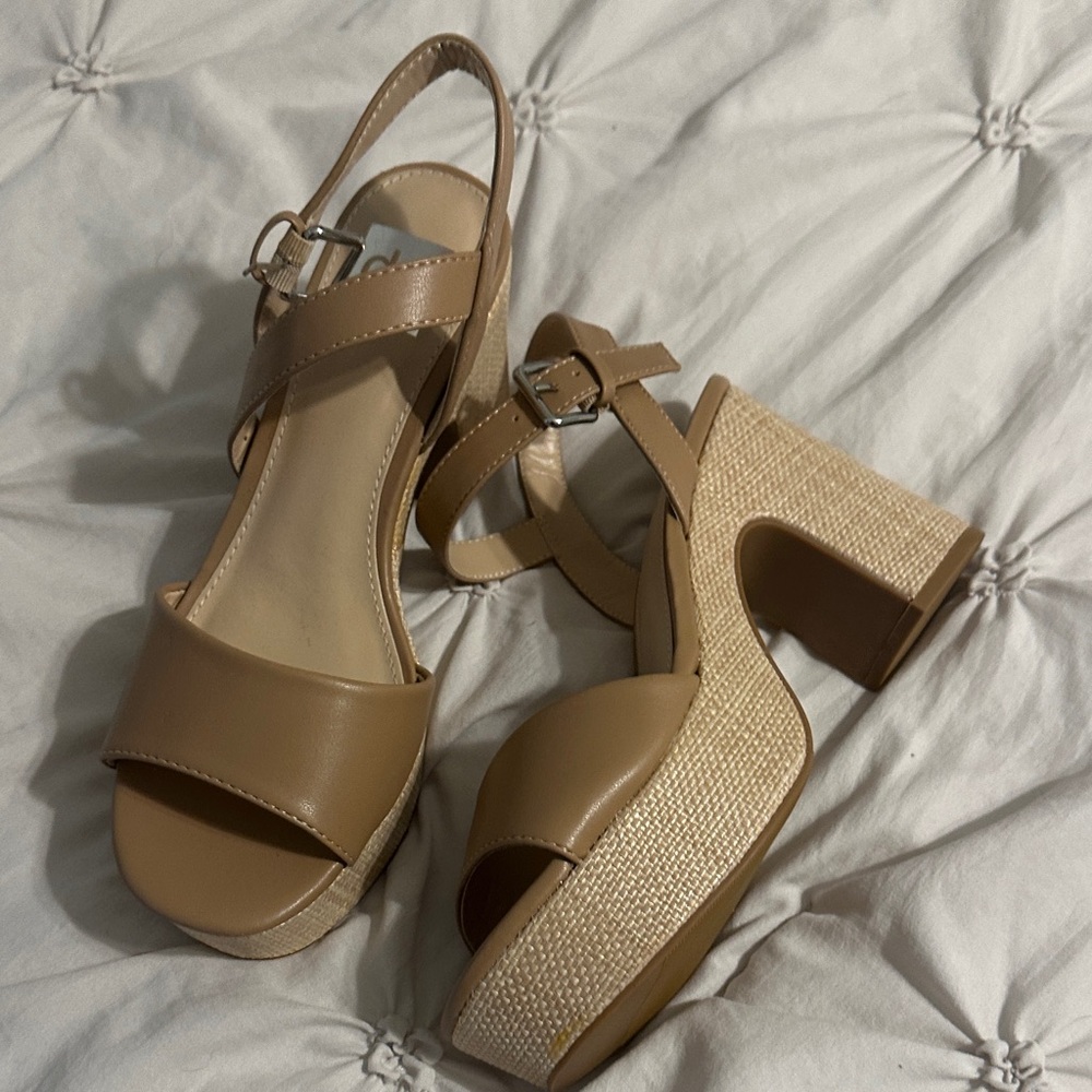 DV by Dolce Vita Tan Platform Sandals - Picture 3 of 3